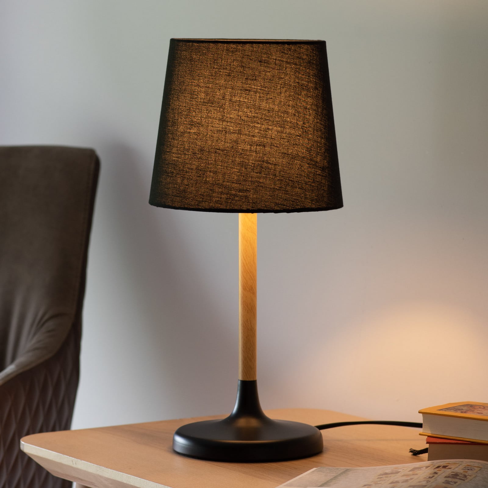 Nima stolna lampa s crnim sjenilom od tkanine