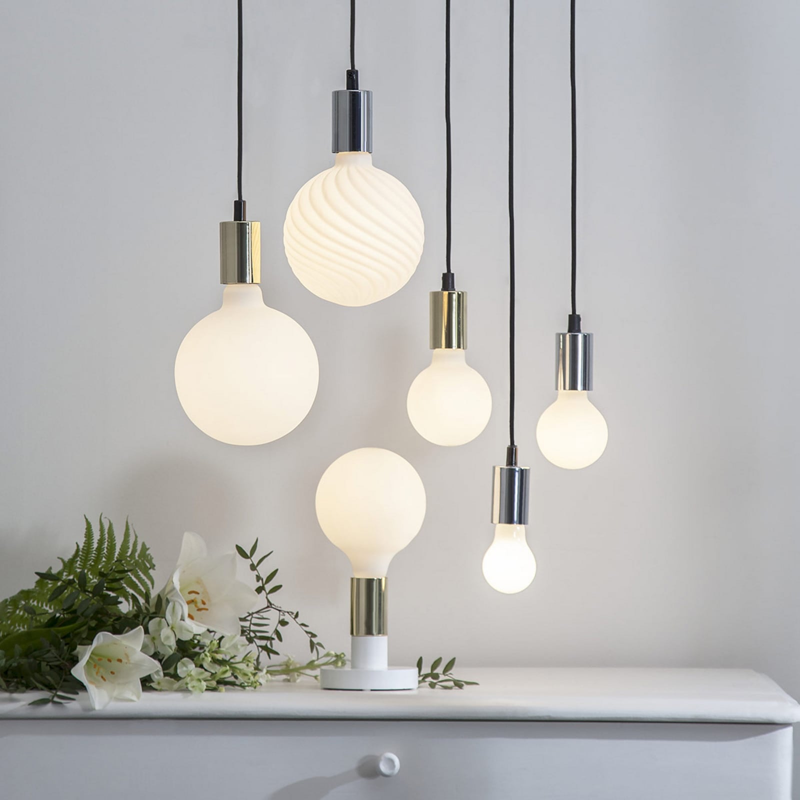 LED kapljična lampa E14 2,700K opal Ra90 4,7W
