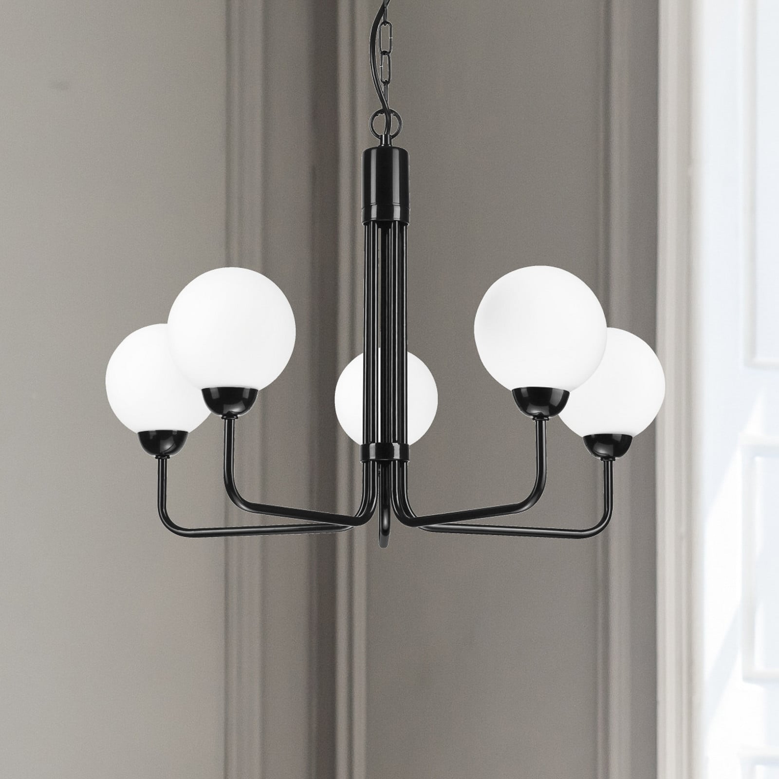 Malou luster sa staklenim sjenilima, pet žarulja