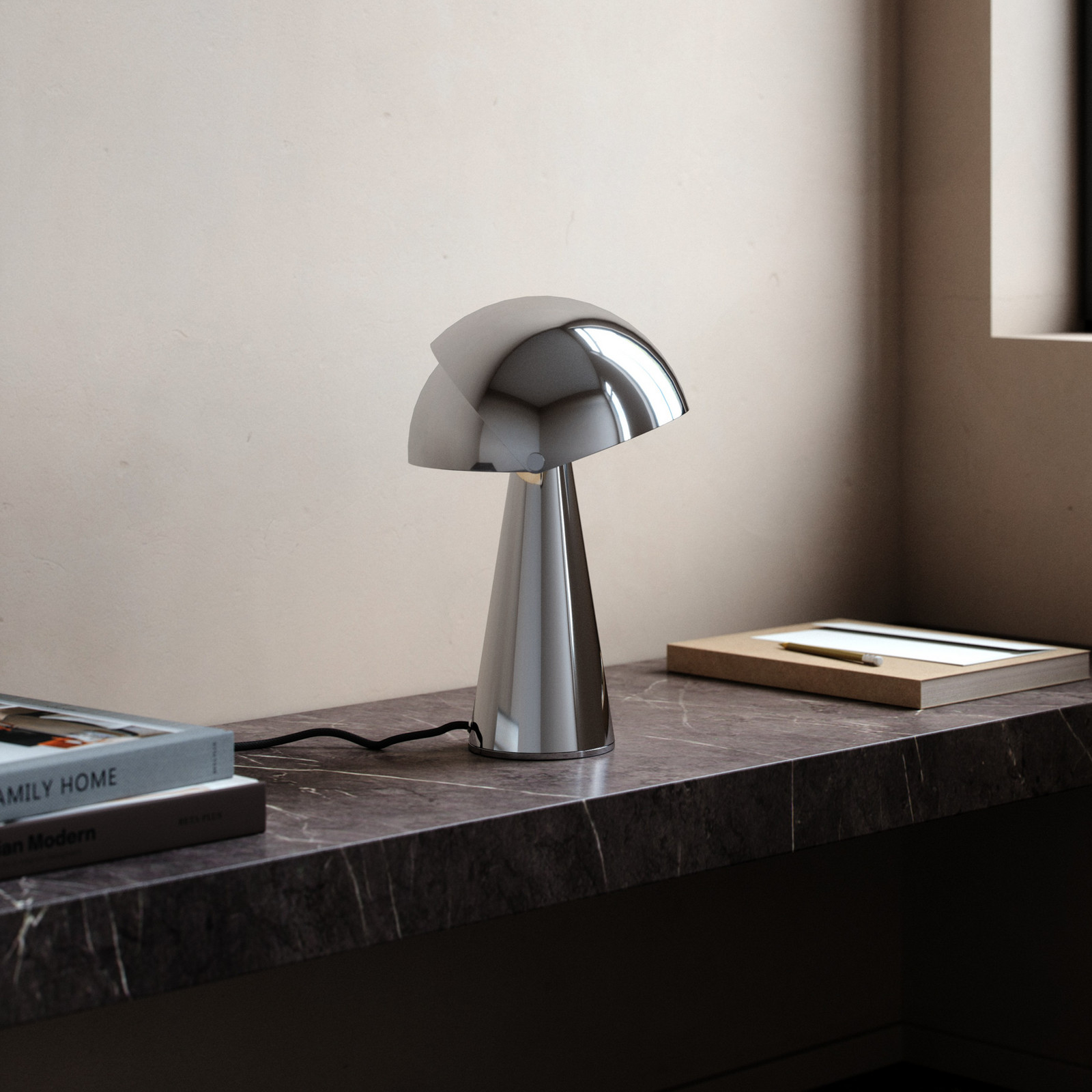 Poravnajte stolnu svjetiljku s nagibnim sjenilom, krom