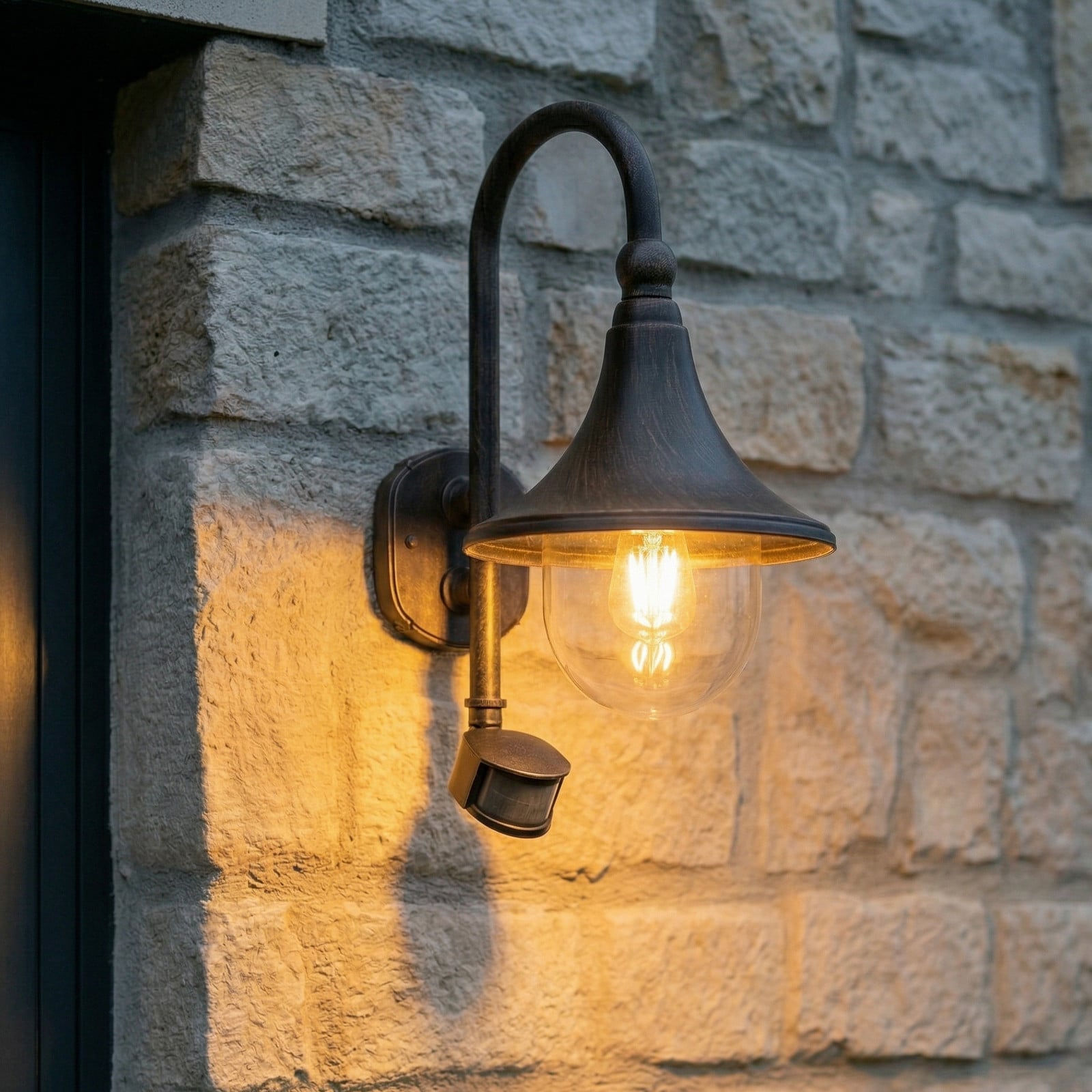 Vanjska zidna svjetiljka Daphne, starinska crna, sa senzorom