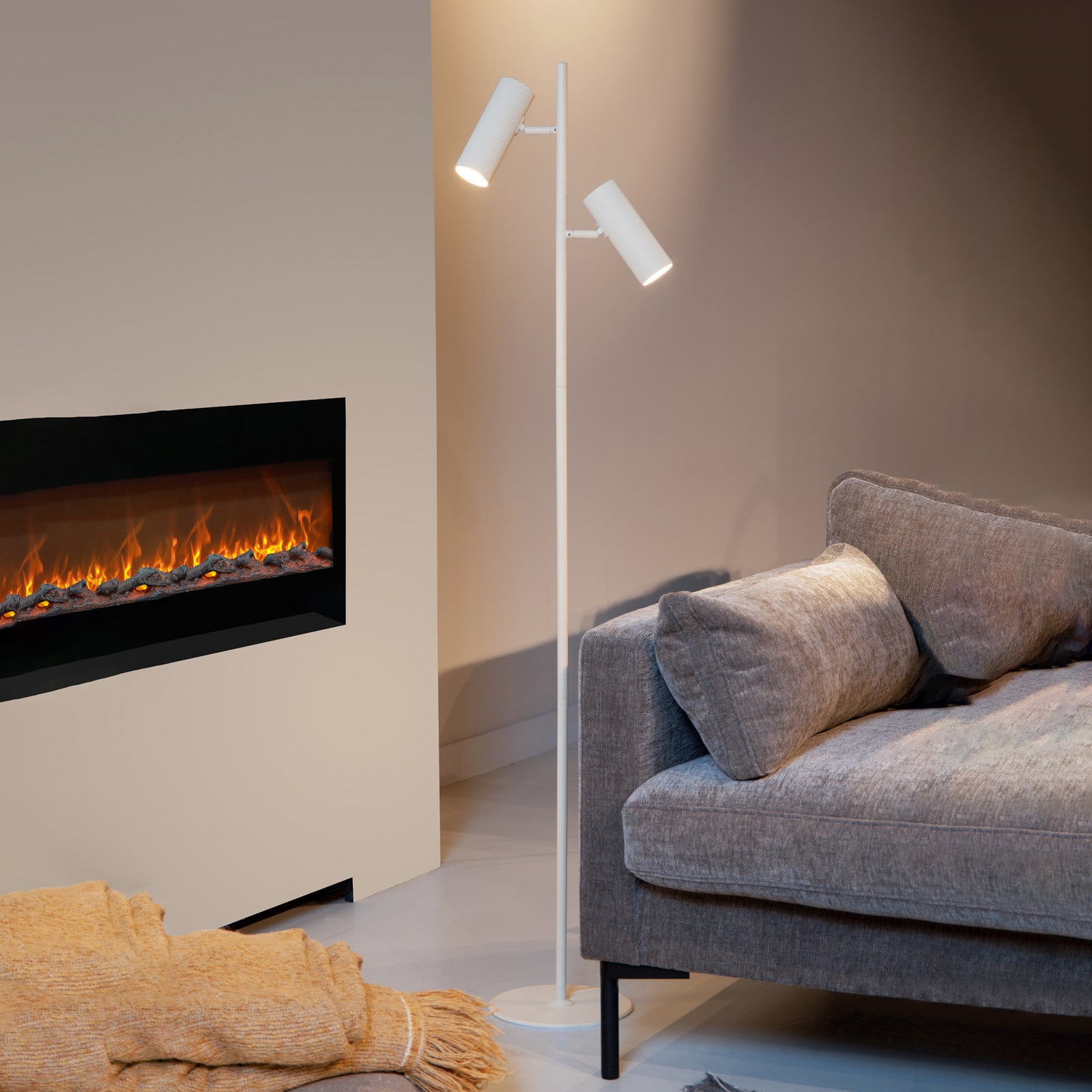 Podna lampa palica, glava se može rotirati i zakretati, bijela