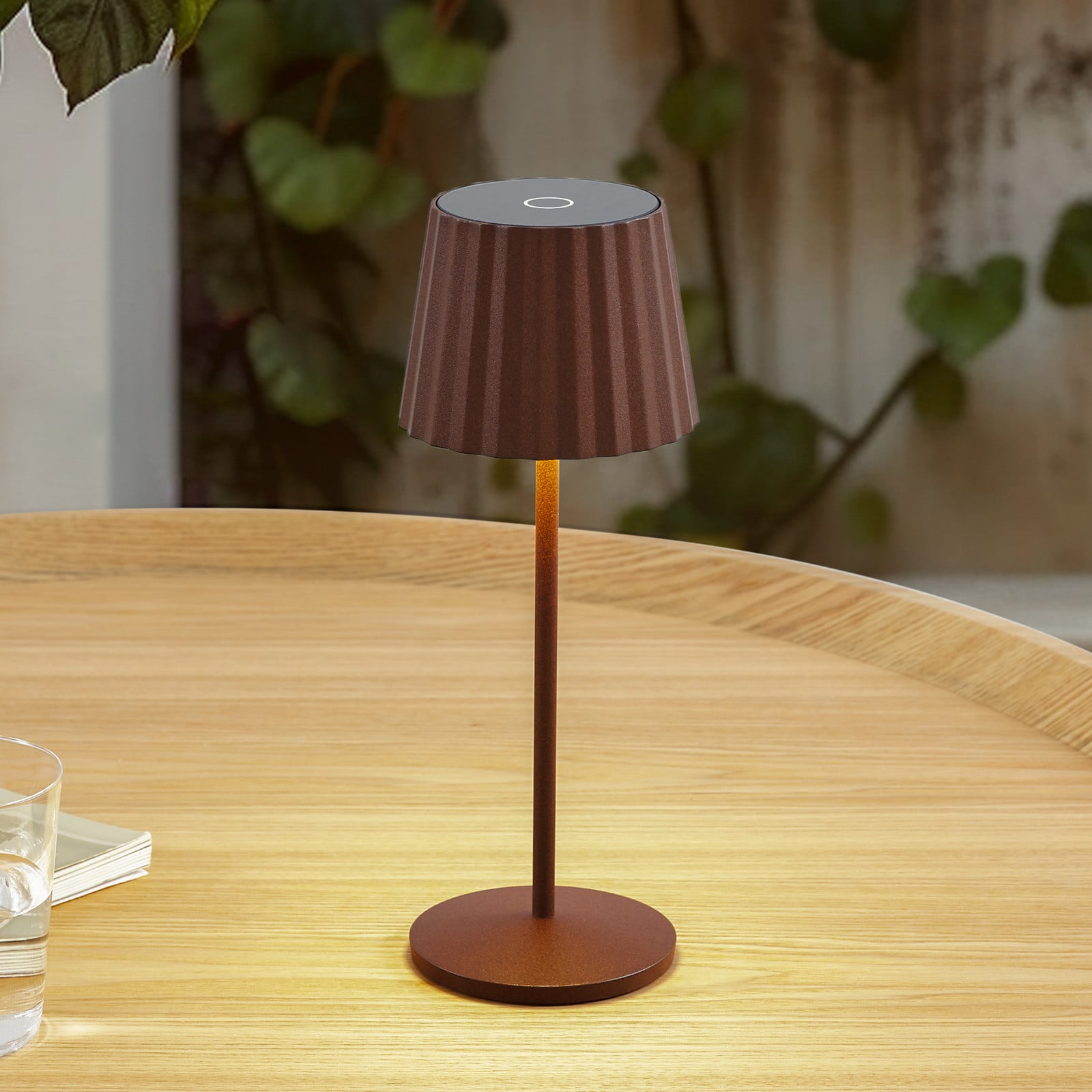 Lindby LED baterijska stolna lampa Esali, smeđa, utori, aluminij, 29cm