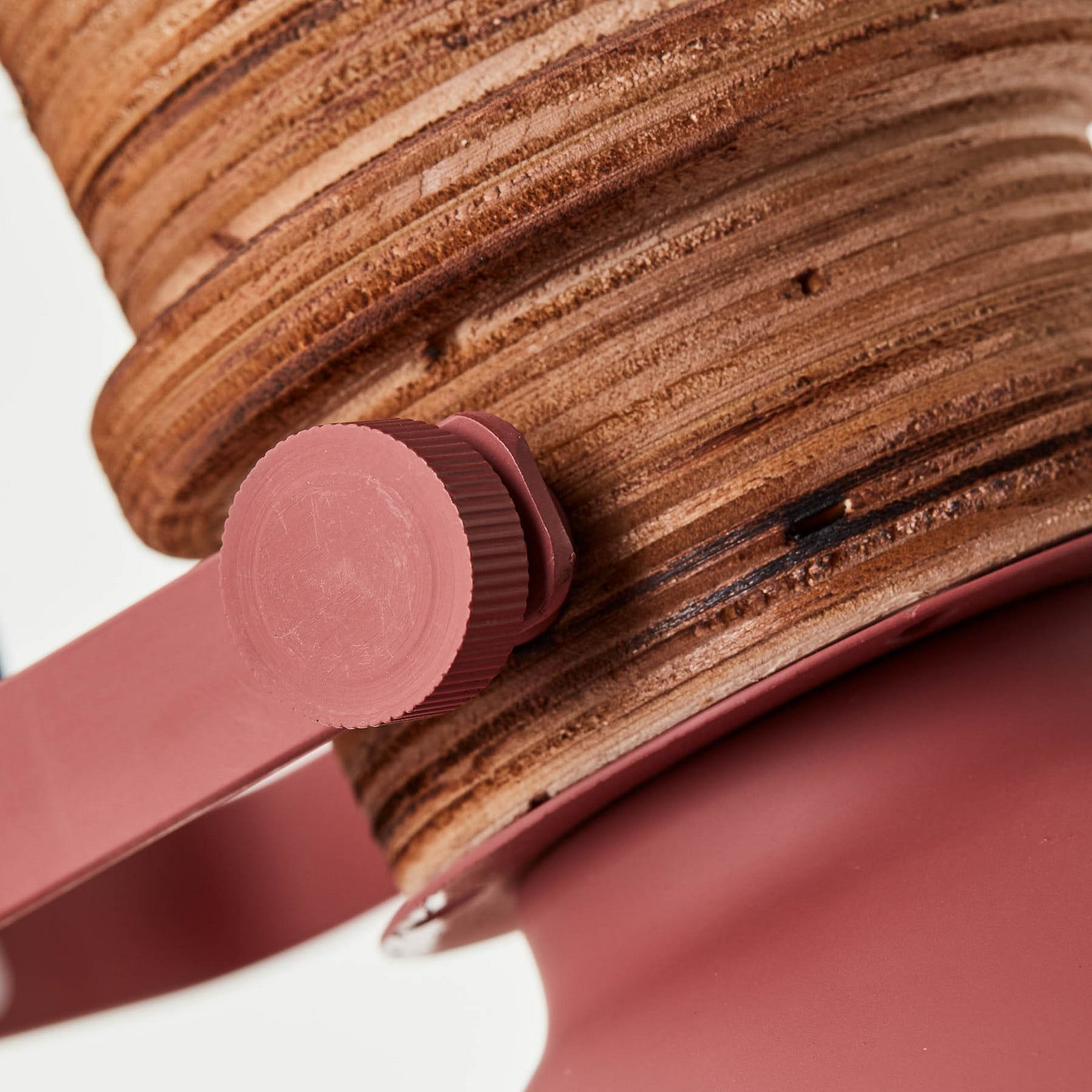 Erena stolna lampa, okretna glava, crvena