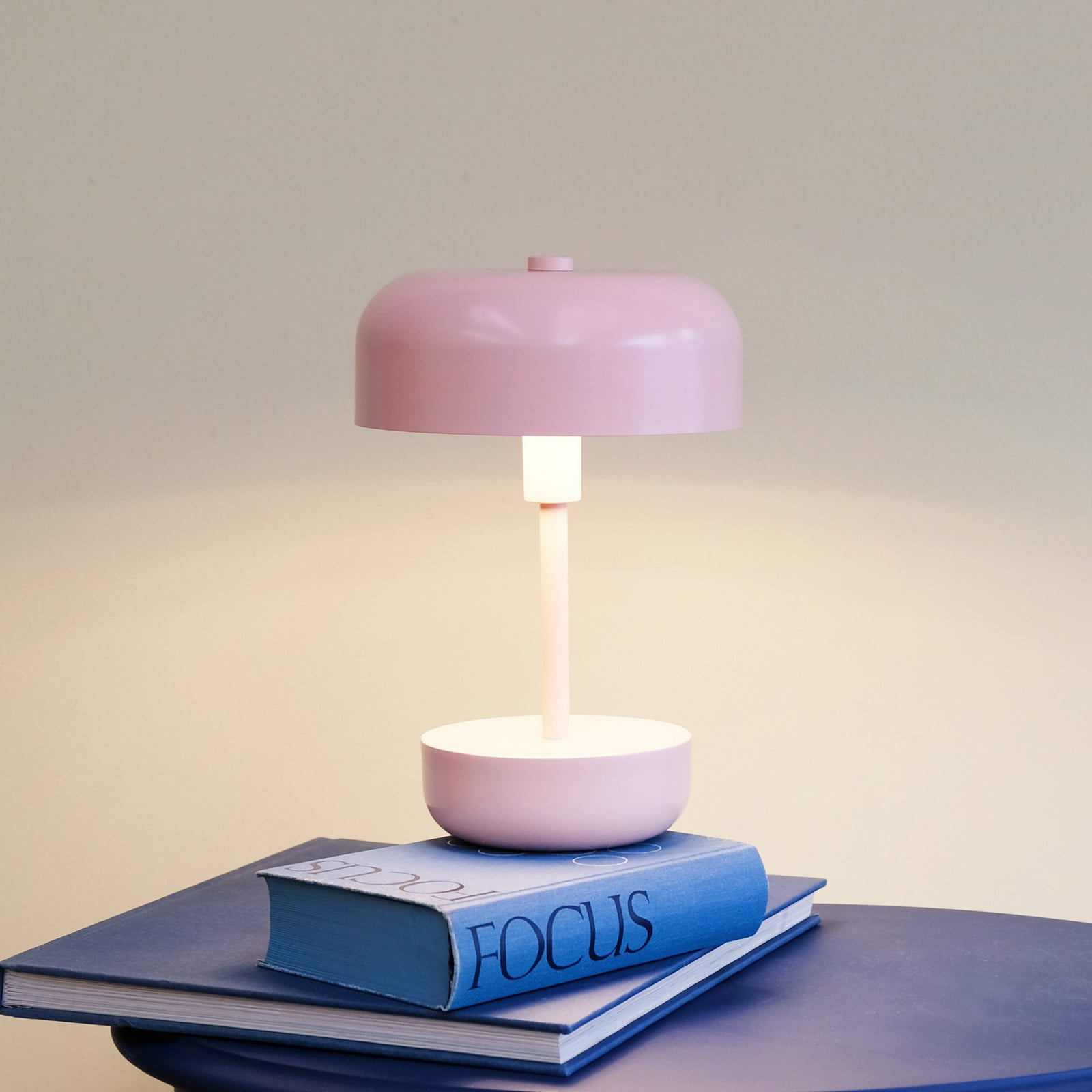 Dyberg Larsen Haipot LED baterijska stolna lampa, roza, prigušiva