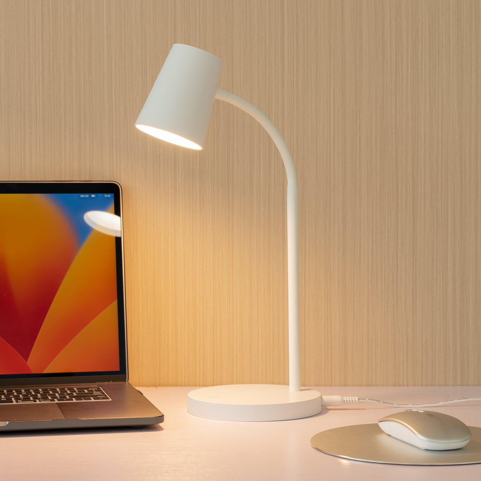 Lindby Ailina LED stolna lampa, okruglo postolje, bijela