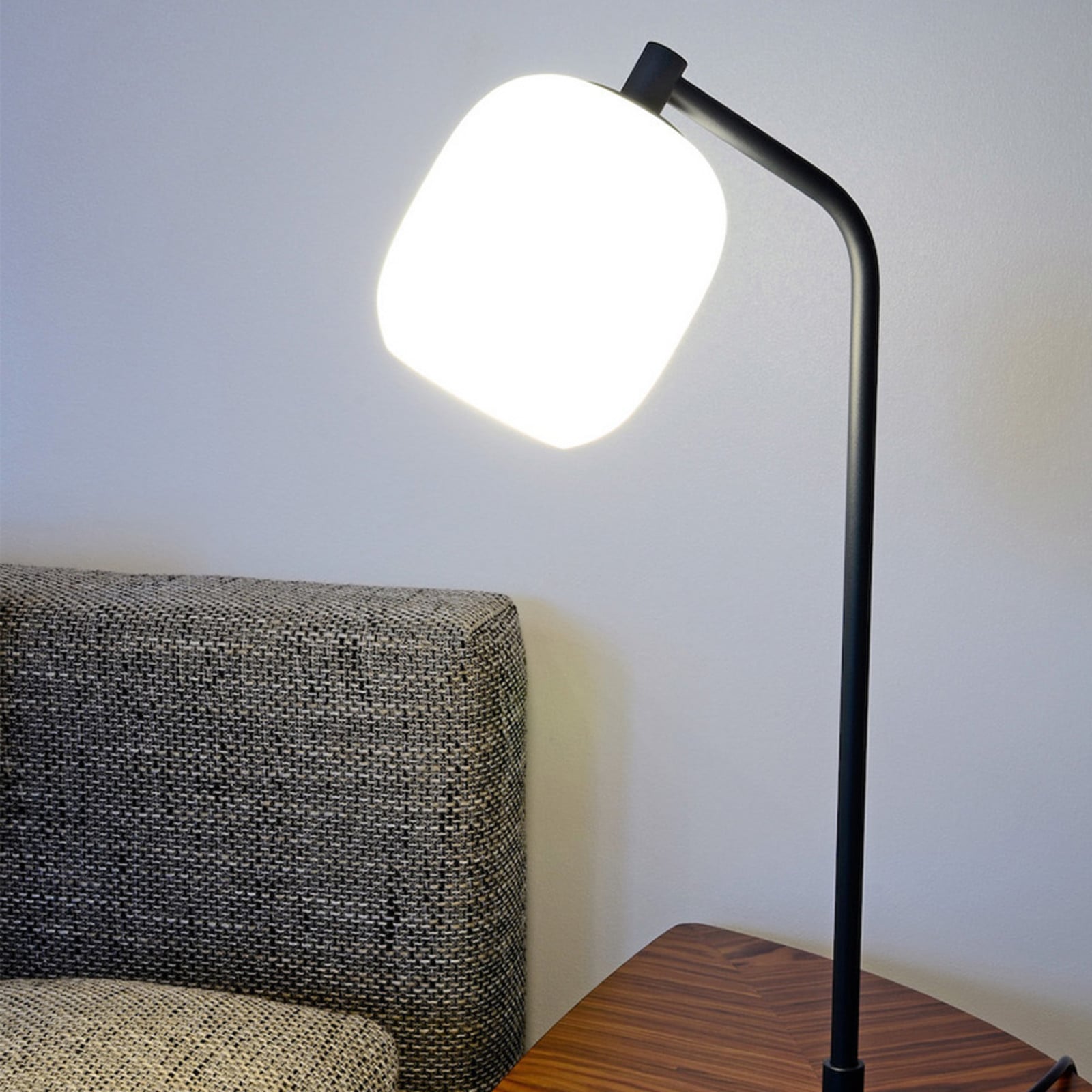 Stolna lampa Casablanca Murea, zakrivljeni okvir