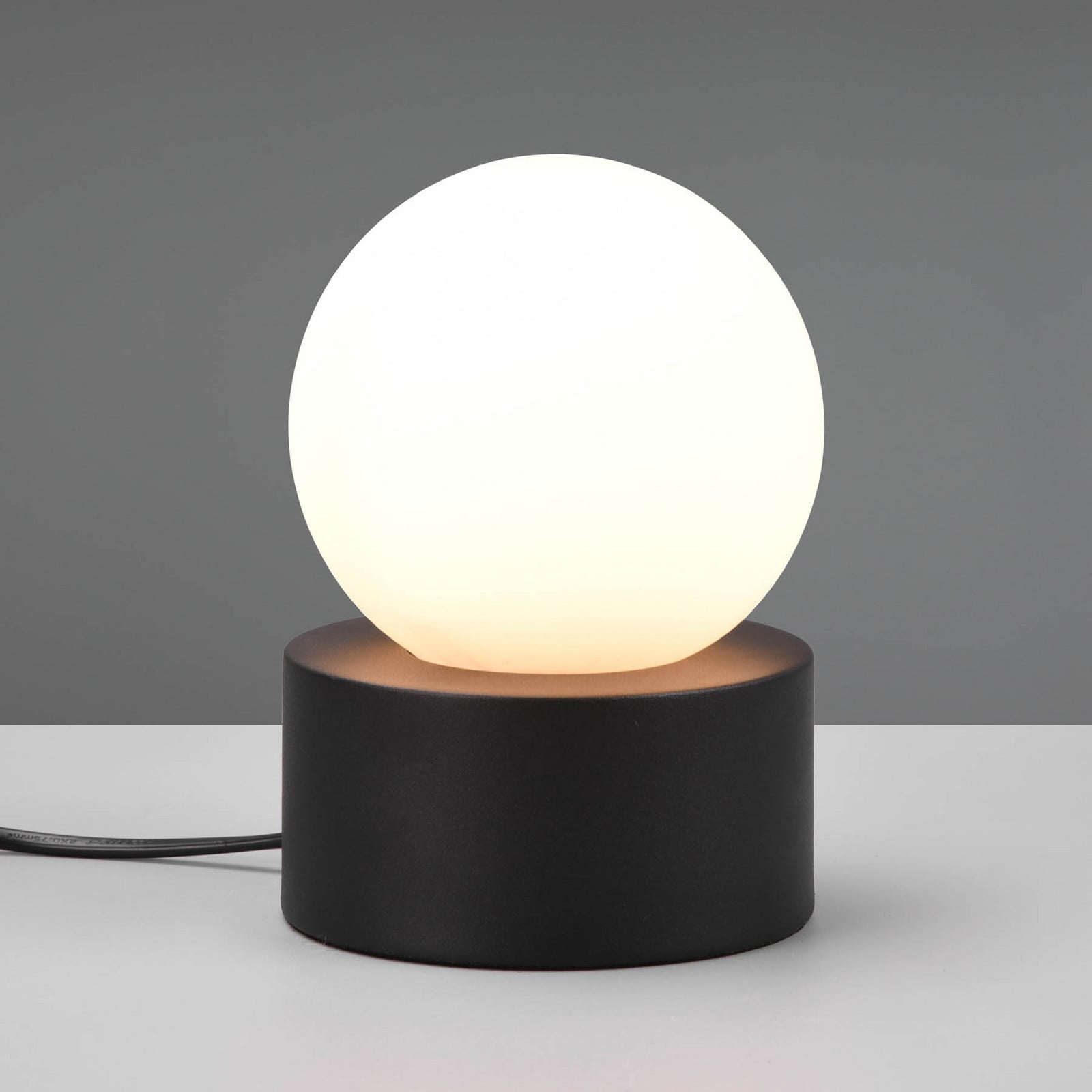 Stolna lampa Countesa, opalno staklo, crno metalno postolje