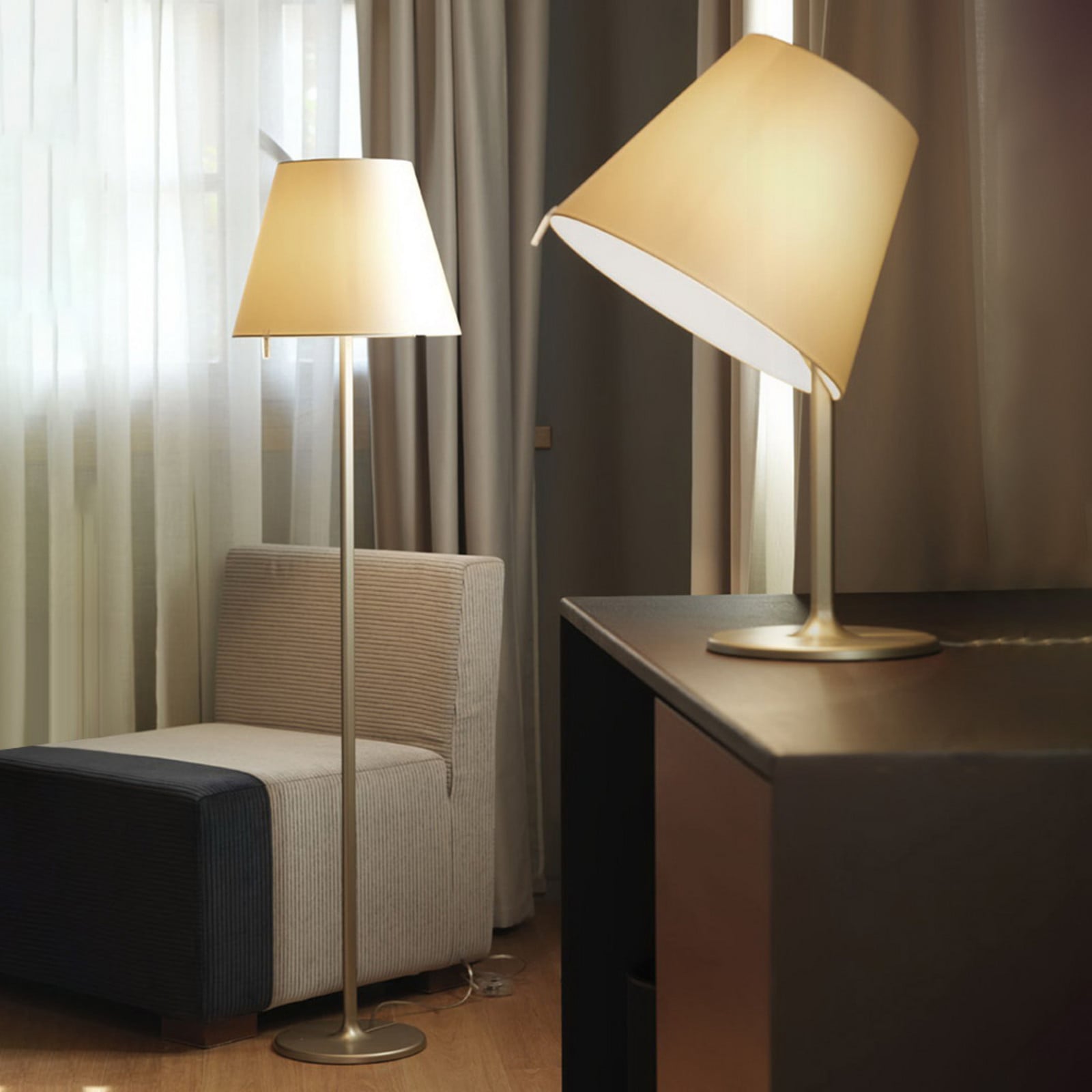 Podna lampa Artemide Melampo, 163 cm, brončana ekru boja