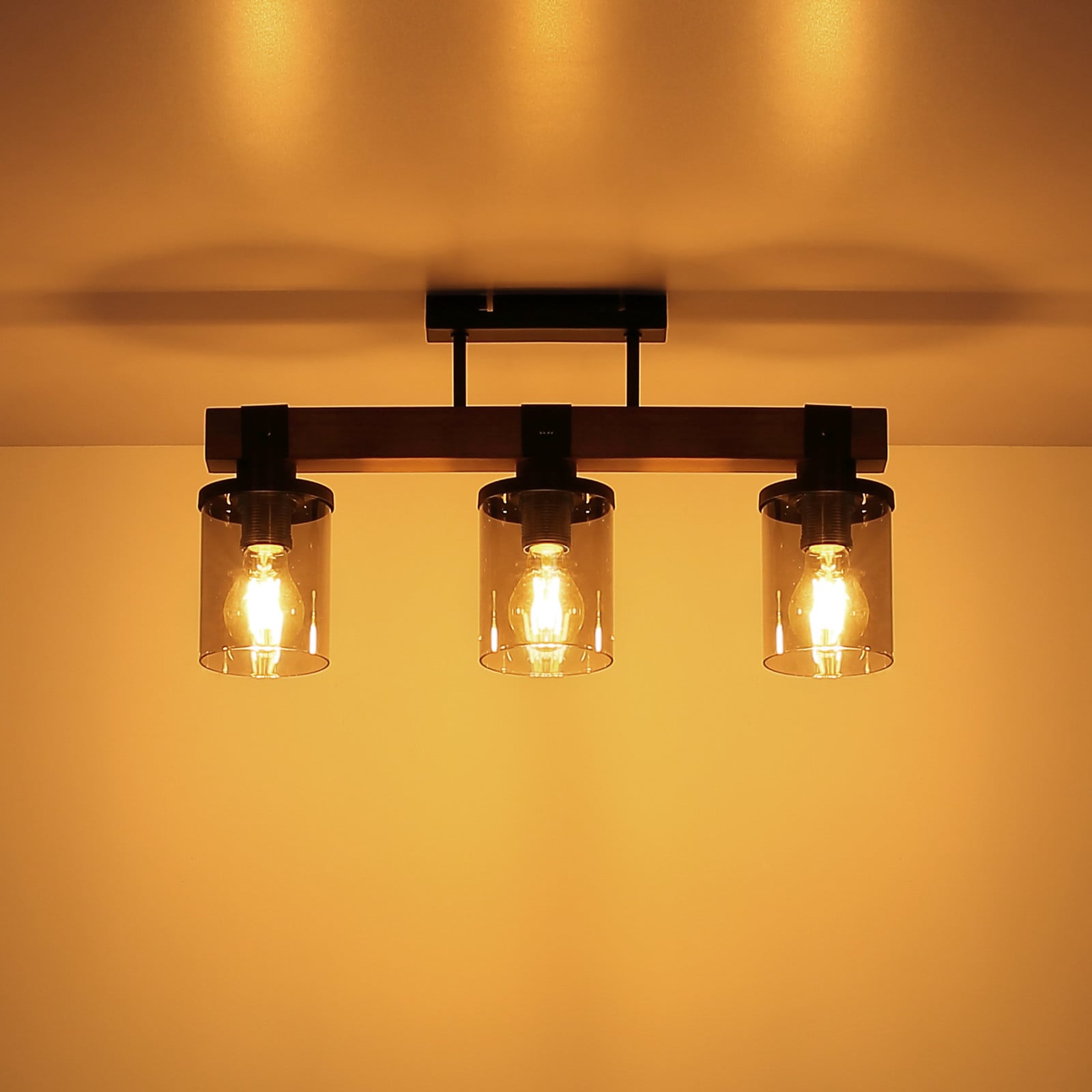 Ljubičasta stropna svjetiljka s drvenim gredama, tri žarulje