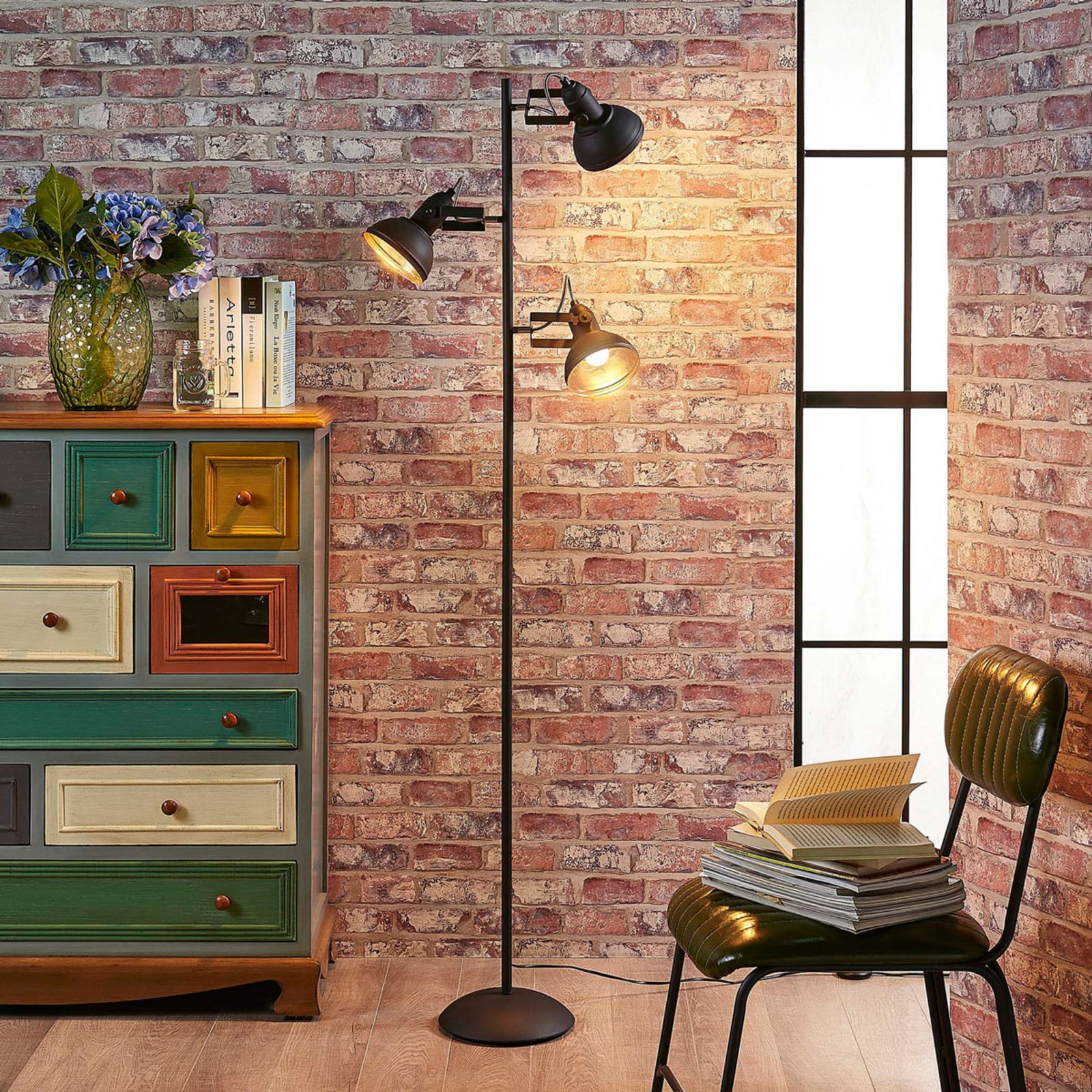 Black Lilly podna lampa s tri reflektora