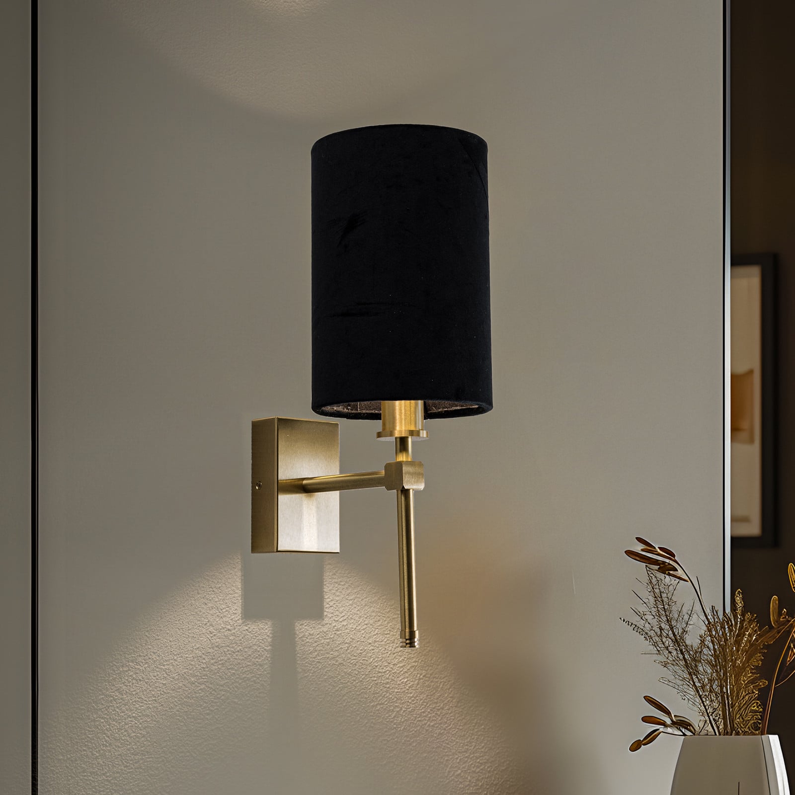 Zidna svjetiljka Azzi tekstilno sjenilo s jednom lampom u crnoj boji