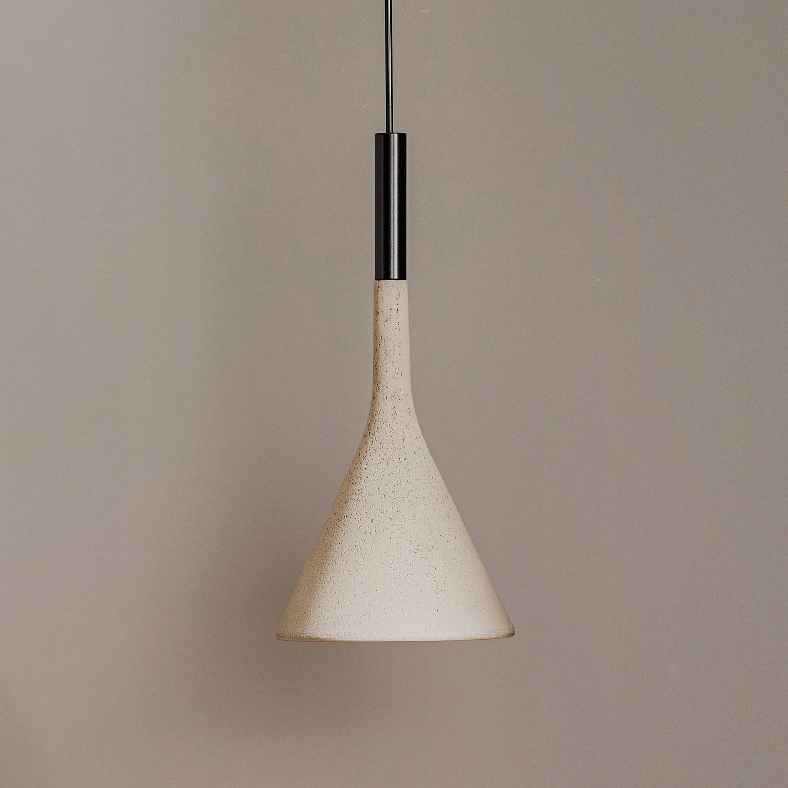 Foscarini Aplomb visilica od betona, siva