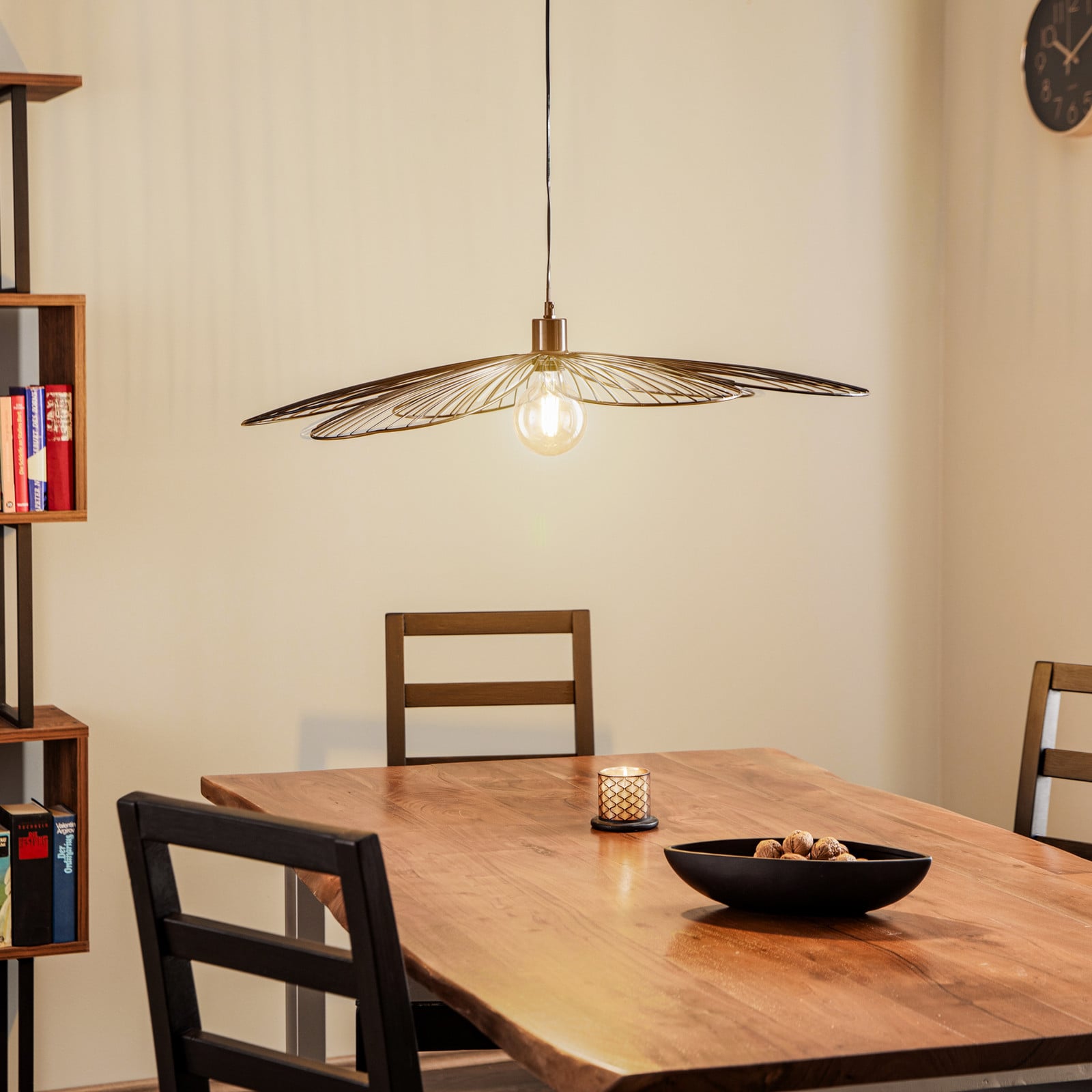 Nera Fiore viseća svjetiljka u obliku cvijeta od metala