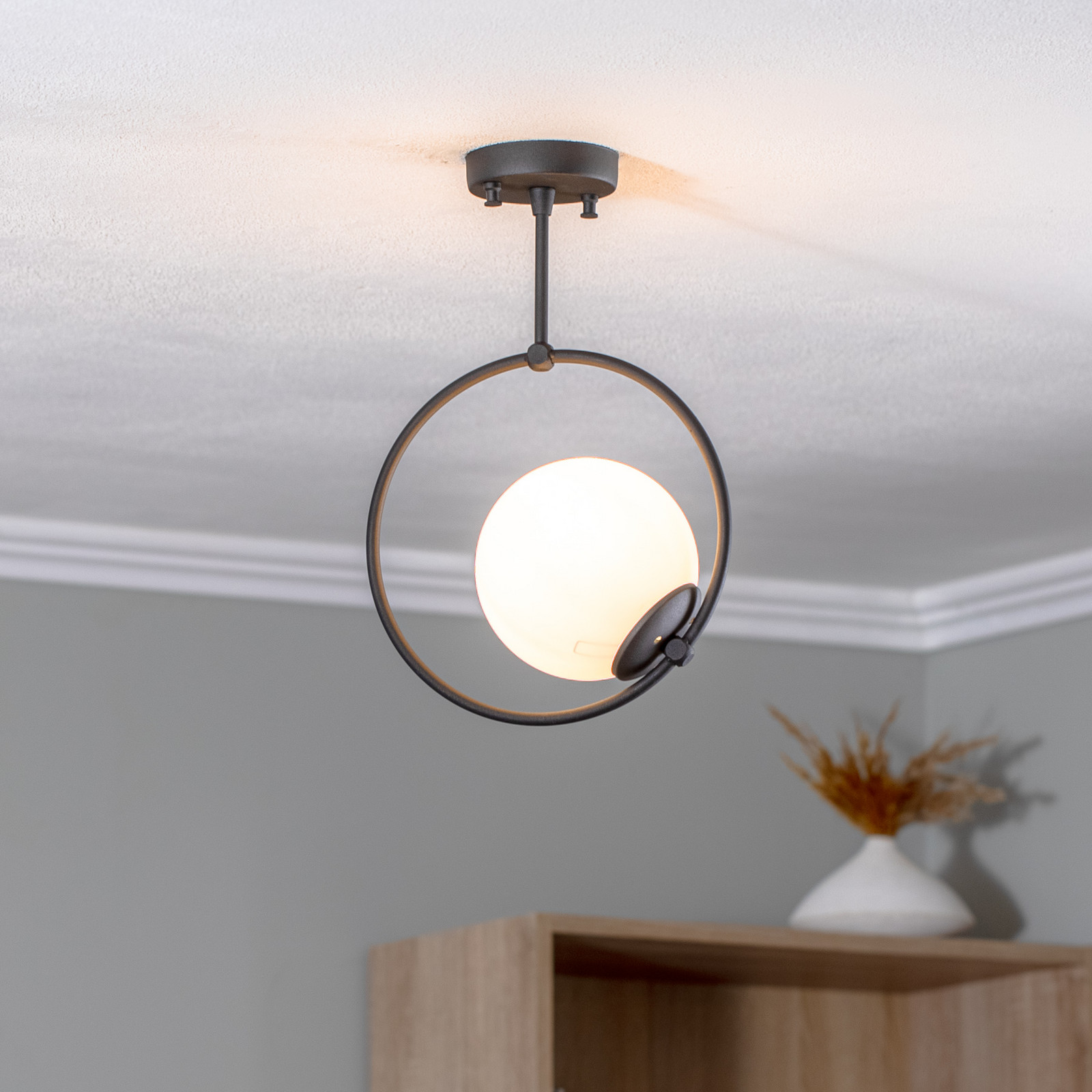 Stropno svjetlo GMN-000013 crno stakleno sjenilo 1 žarulja.