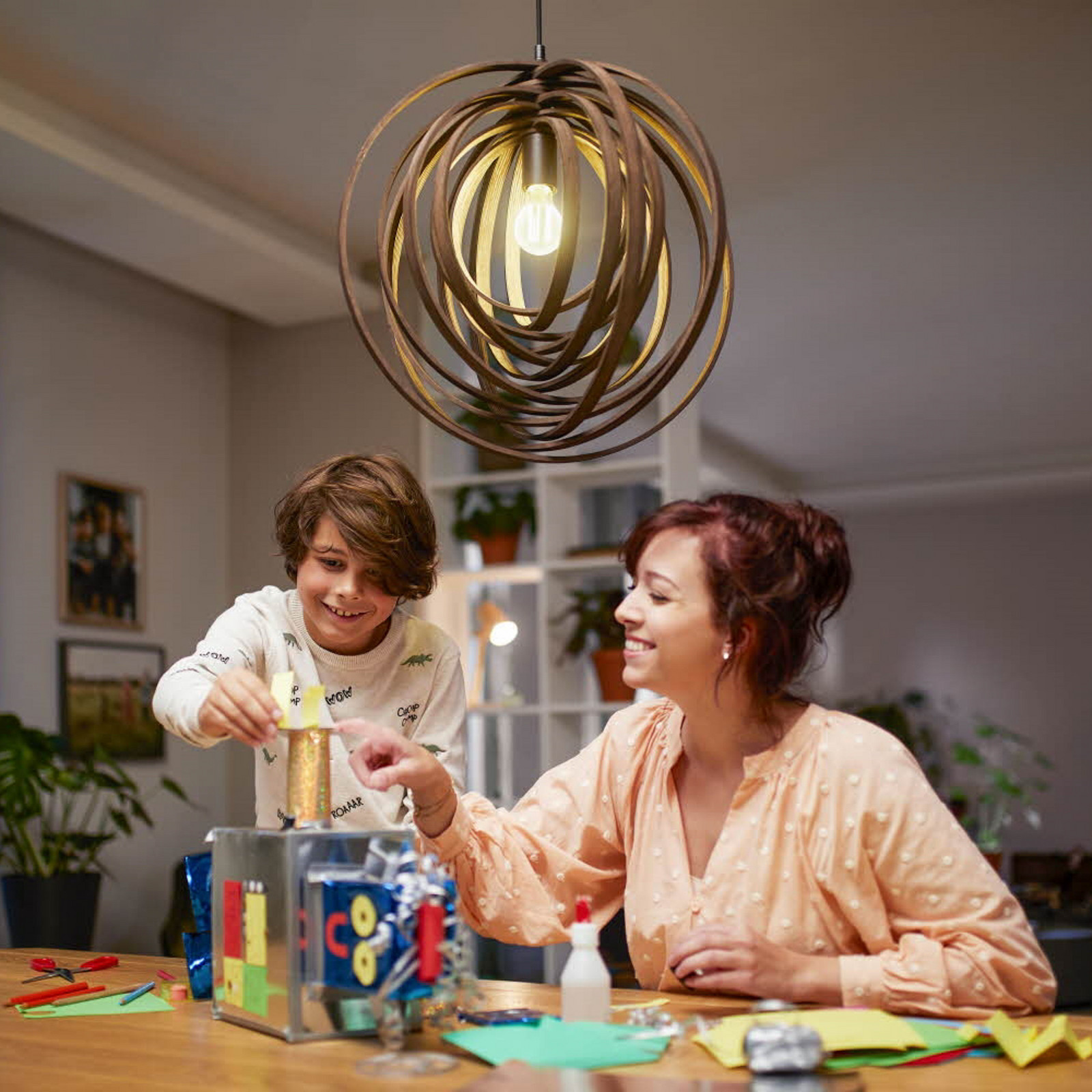 Philips E27 LED svjetiljka A60 5,2 W 1095 lm 2700K prozirna