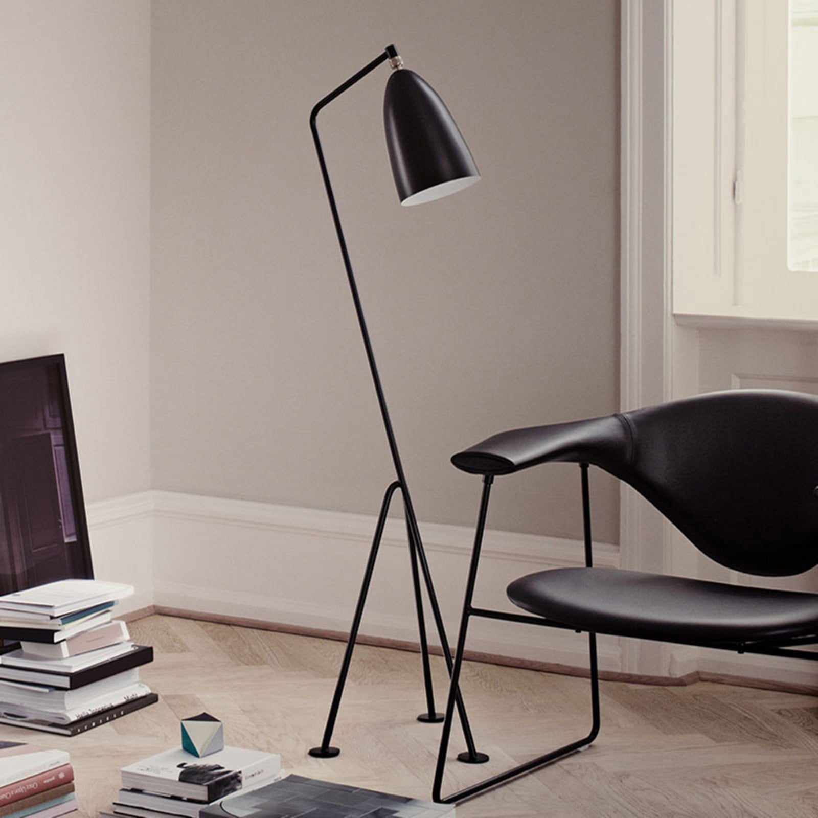 GUBI Gräshoppa tronožna podna lampa, crna