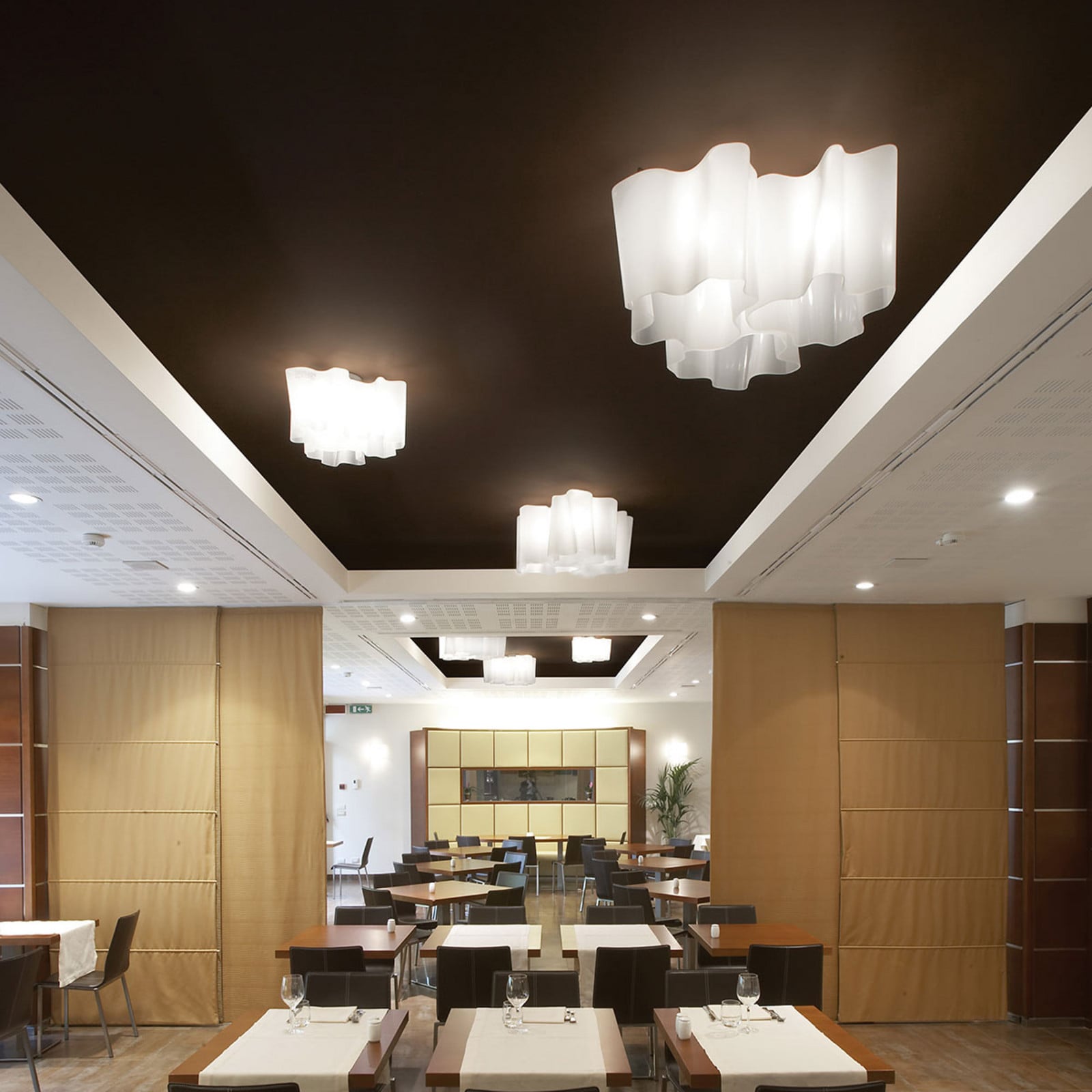 Artemide Logico stropna svjetiljka s 3 žarulje. 120° 45x45 cm