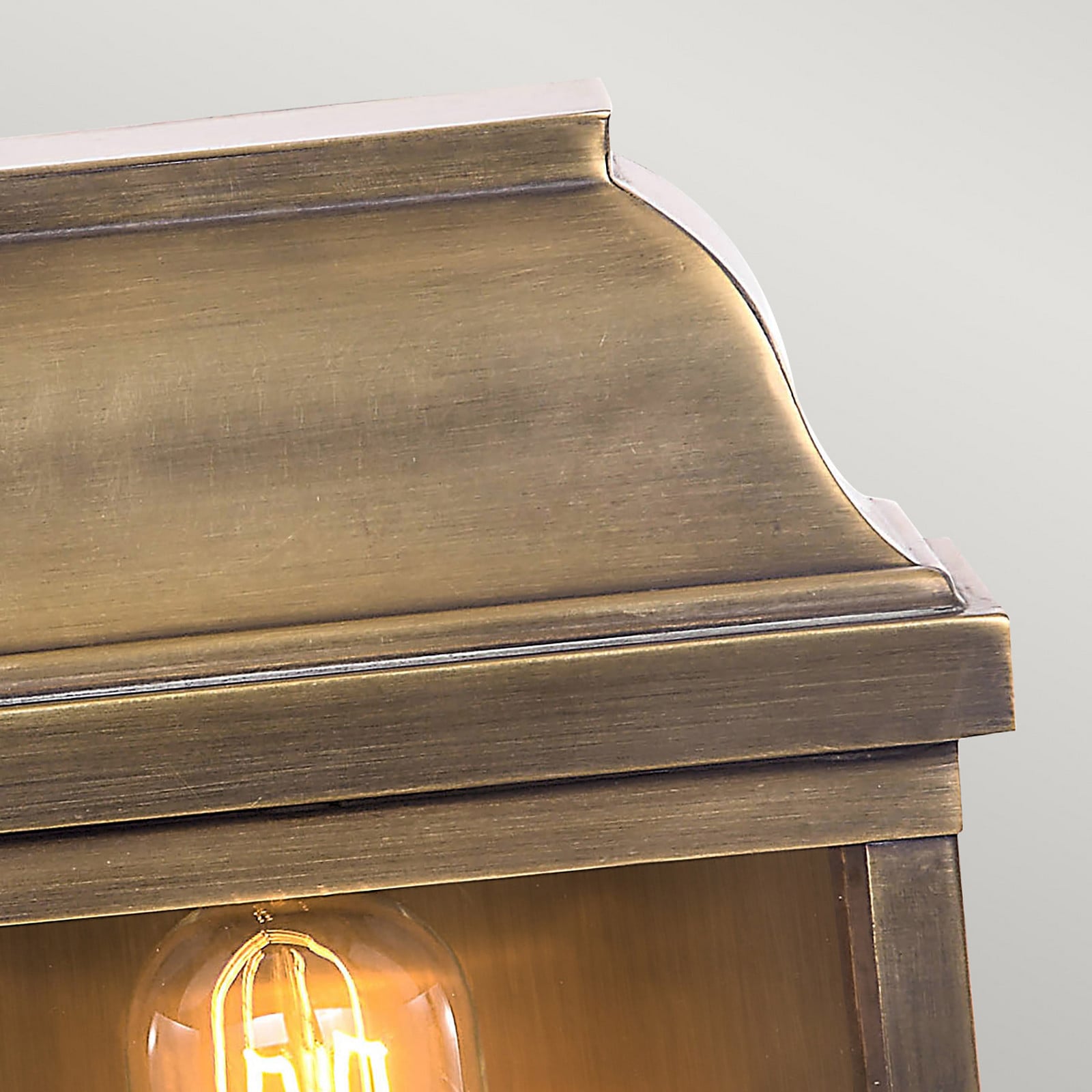 Vanjska zidna svjetiljka Victoria visine 26 cm starinski mesing