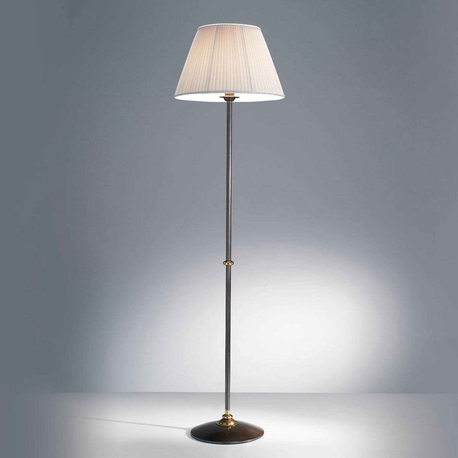Klasična podna lampa sa sjenilom od tkanine