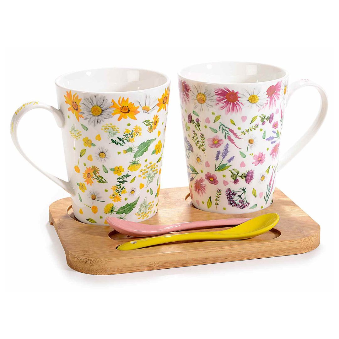 Set od 2 porculanske šalice sa 2 porculanske žlice na drvenom pladnju