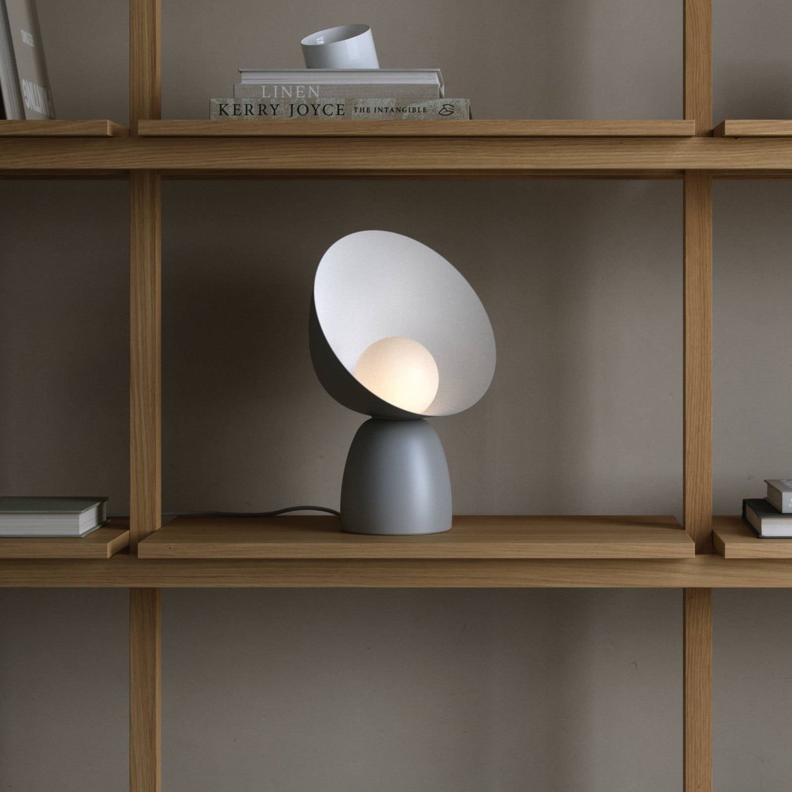 Hello stolna lampa, siva