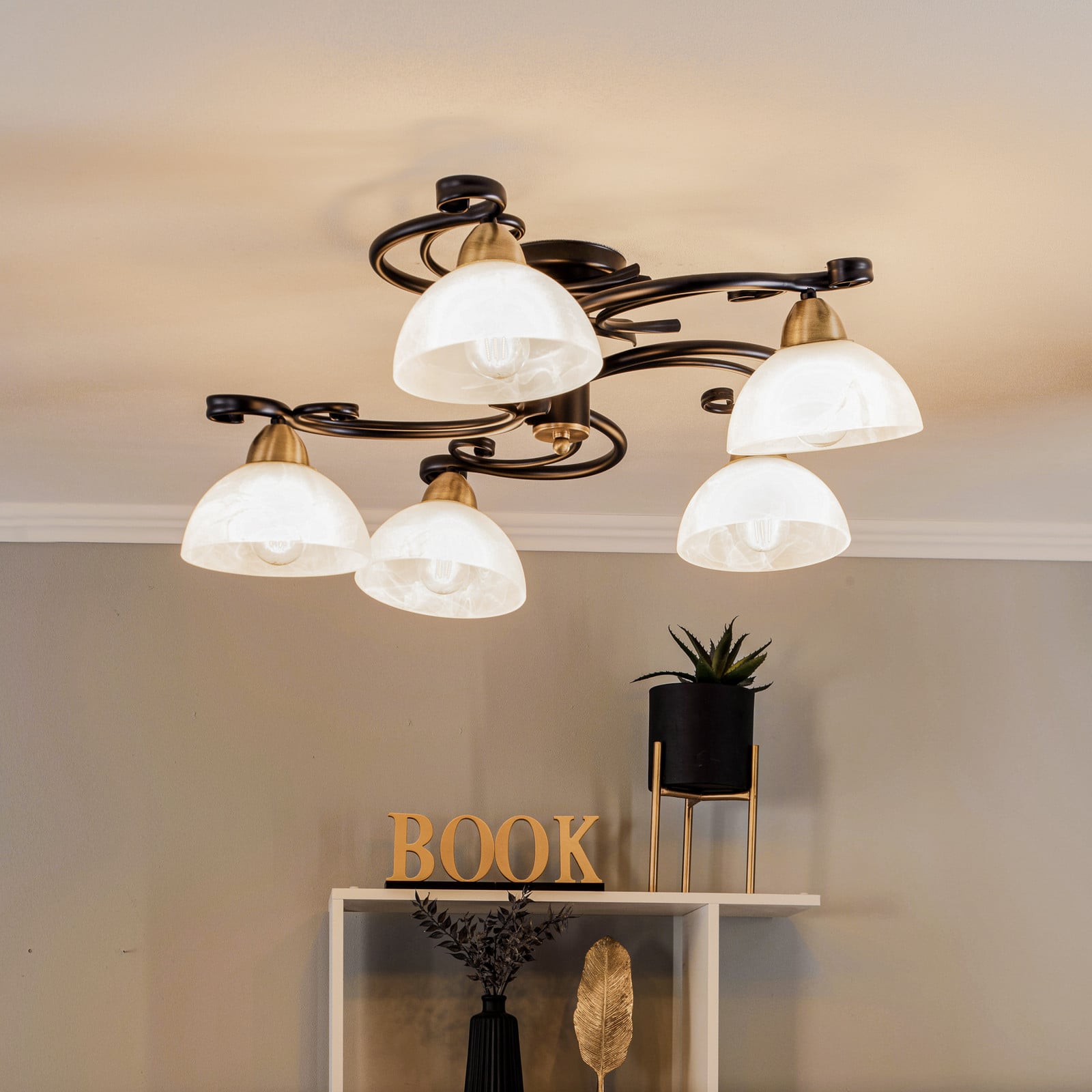 Stropna lampa Flora, 5 staklenih sjenila, crna/mjed