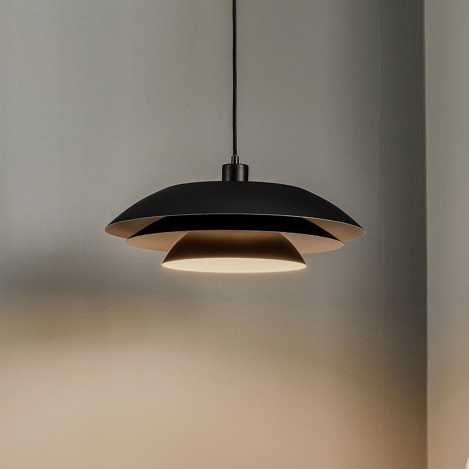 Dyberg Larsen DL45 viseća lampa metal crna