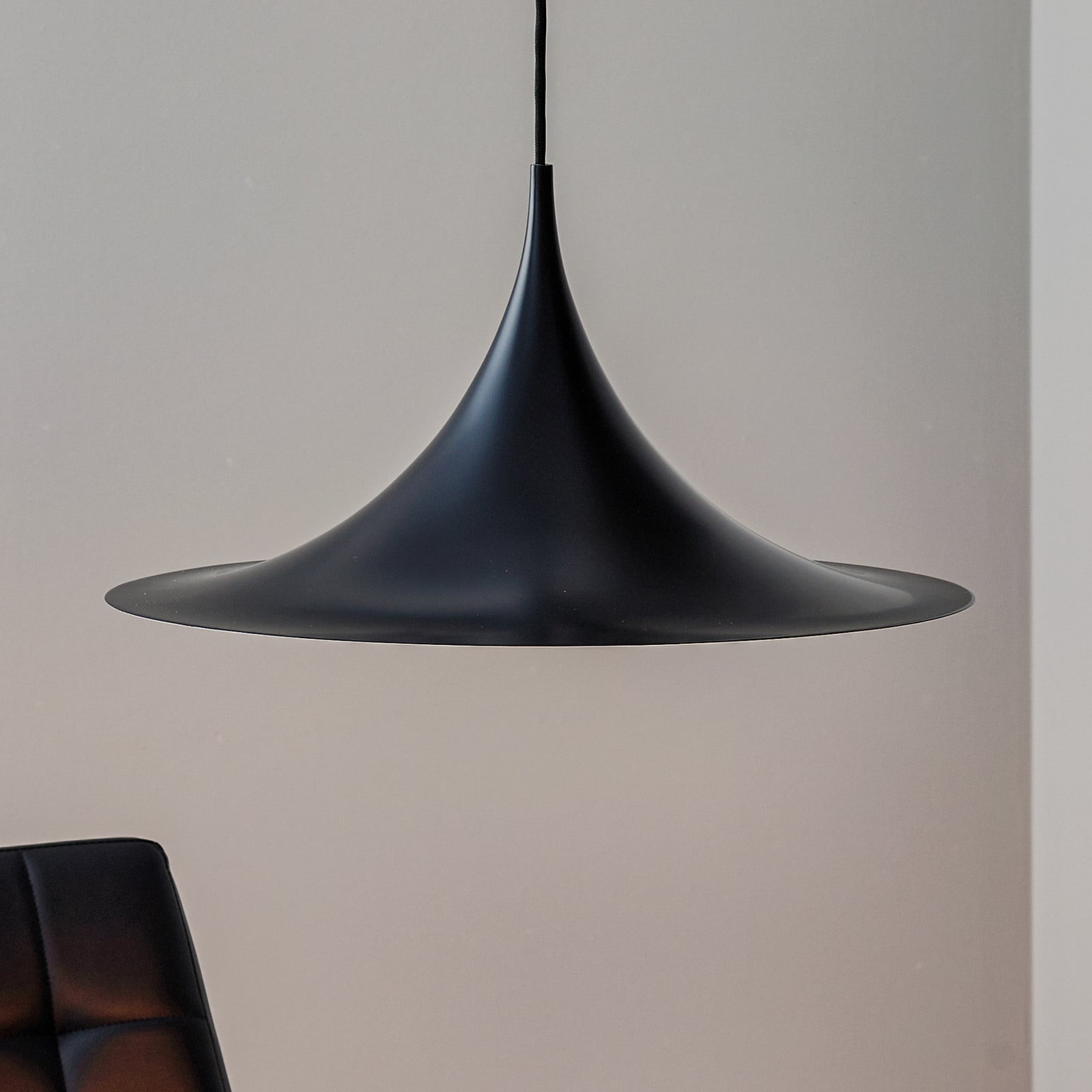 GUBI viseća svjetiljka Semi, Ø 47 cm, crna
