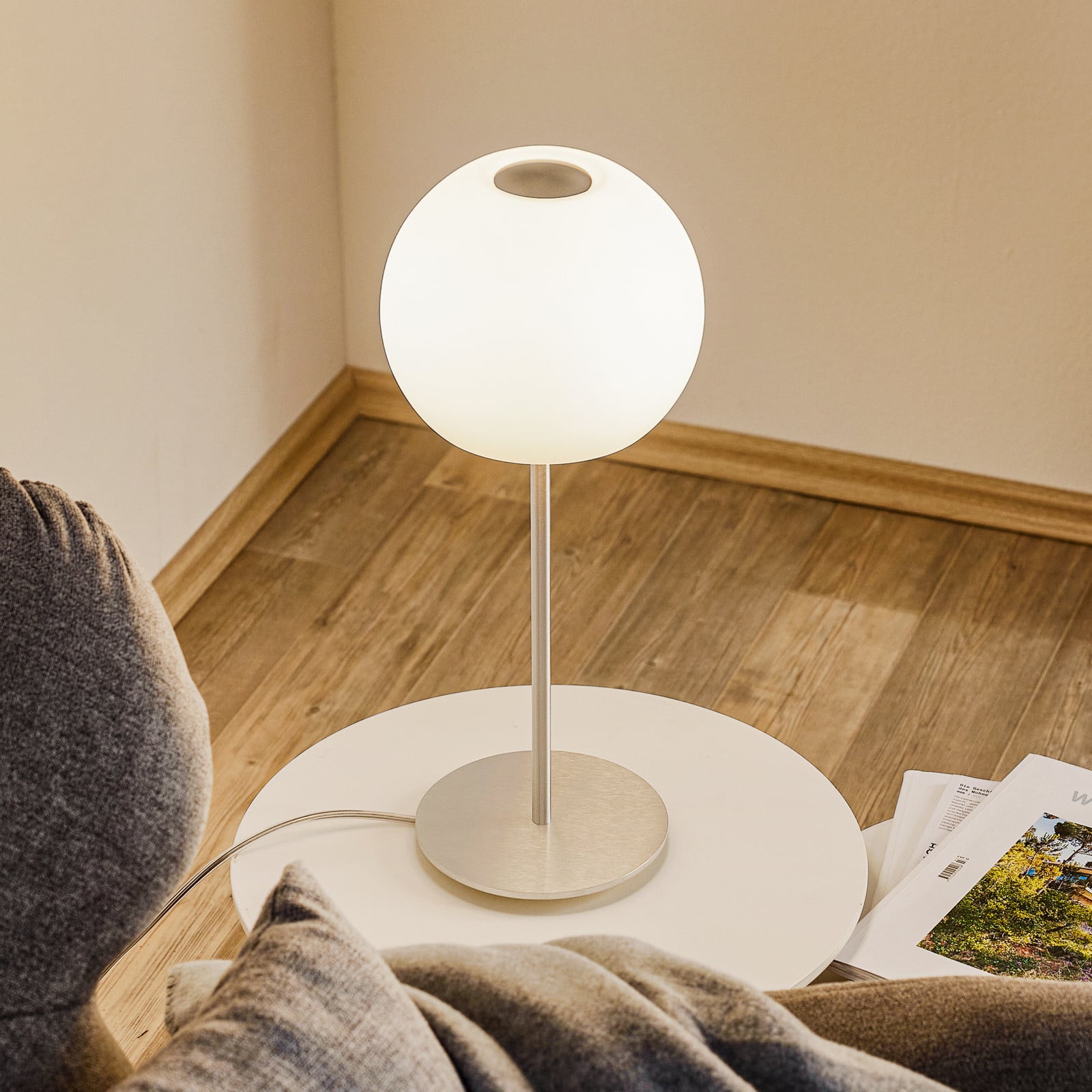 Stolna lampa Casablanca Ball, visina 49 cm