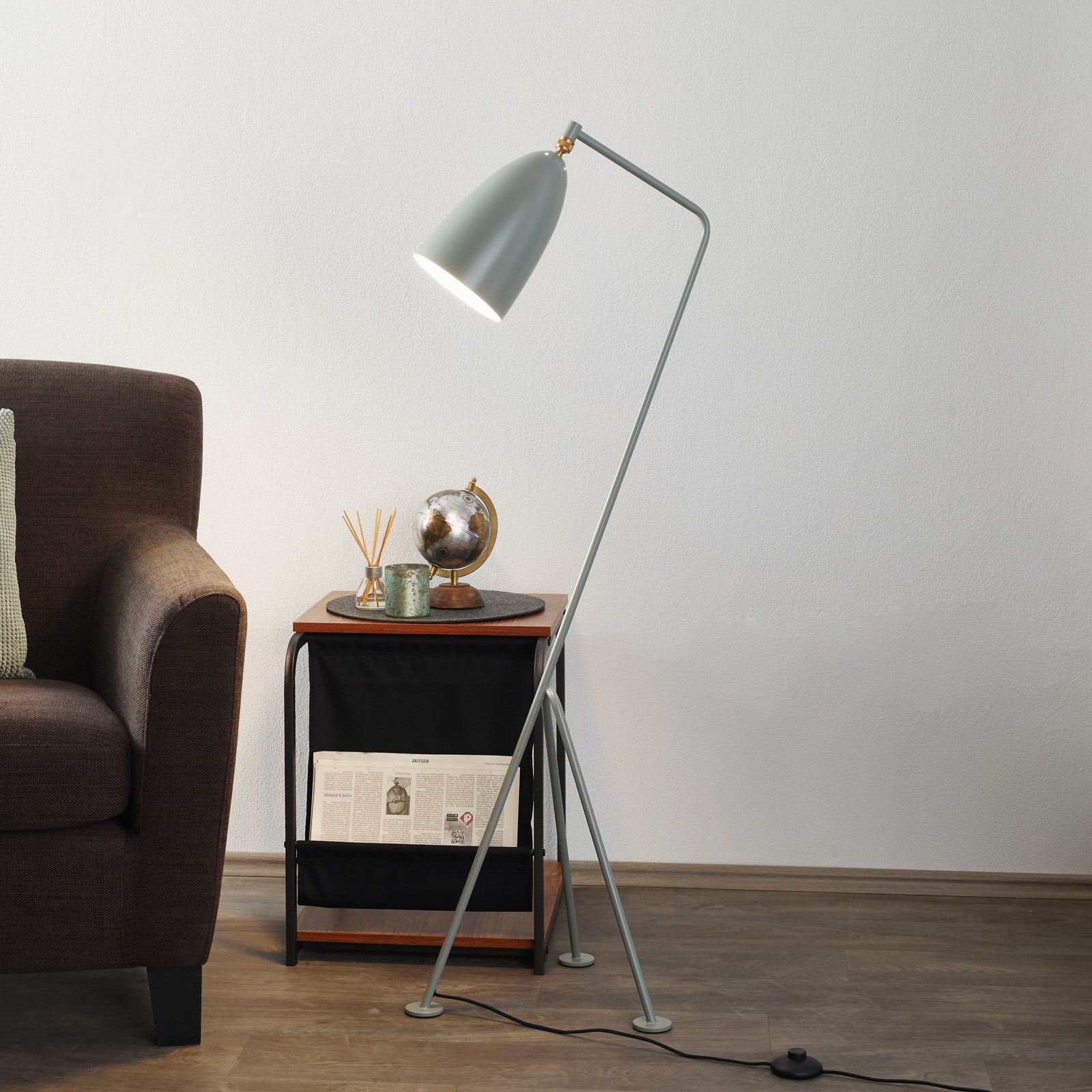GUBI Gräshoppa tronožna podna lampa, plavo-siva