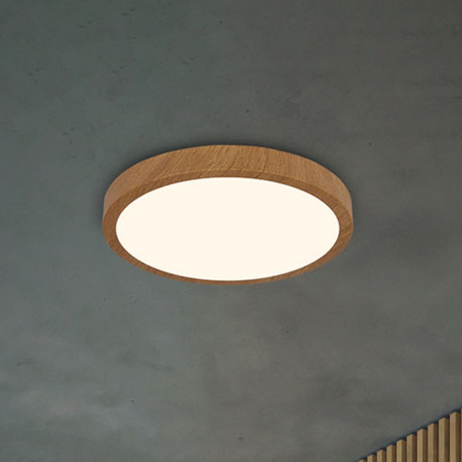 LED stropna svjetiljka Runa Wood izgled drva 3.000 K Ø38cm