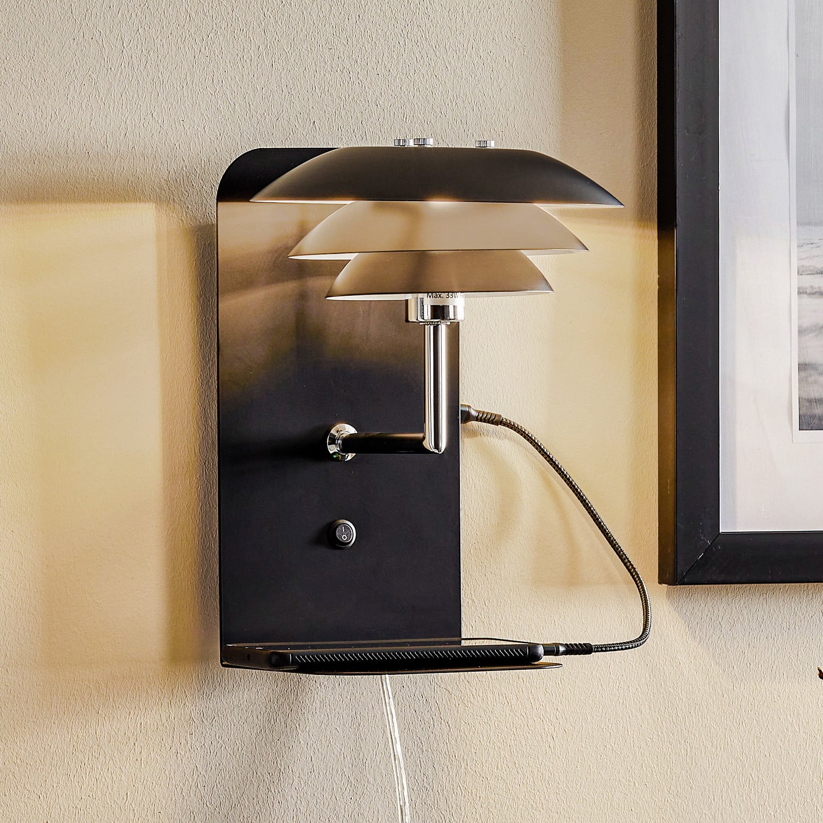 Dyberg Larsen DL20 USB Shelf zidna svjetiljka, crna